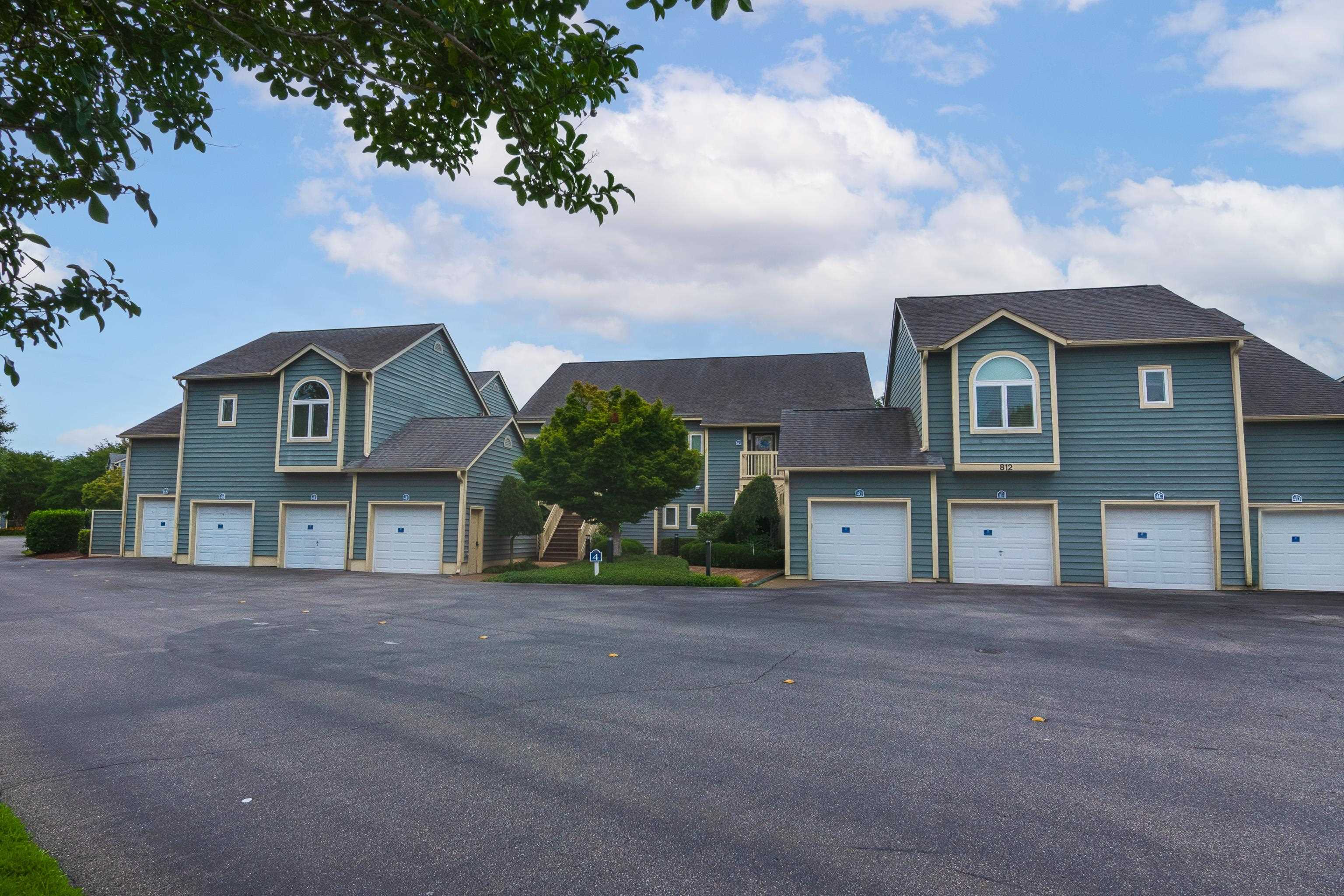 800 Castleford Circle — photo