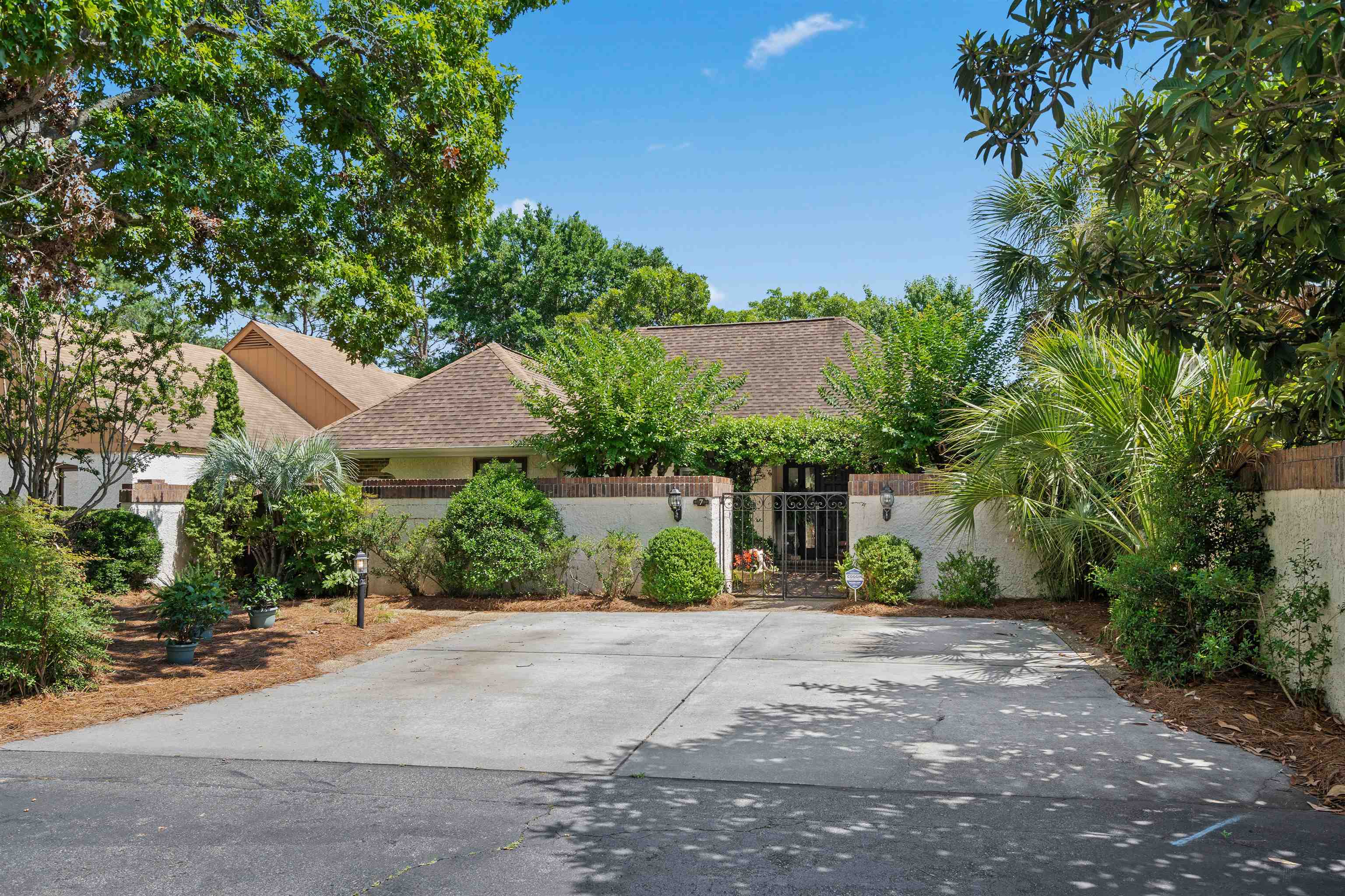 7 Valencia Circle — photo