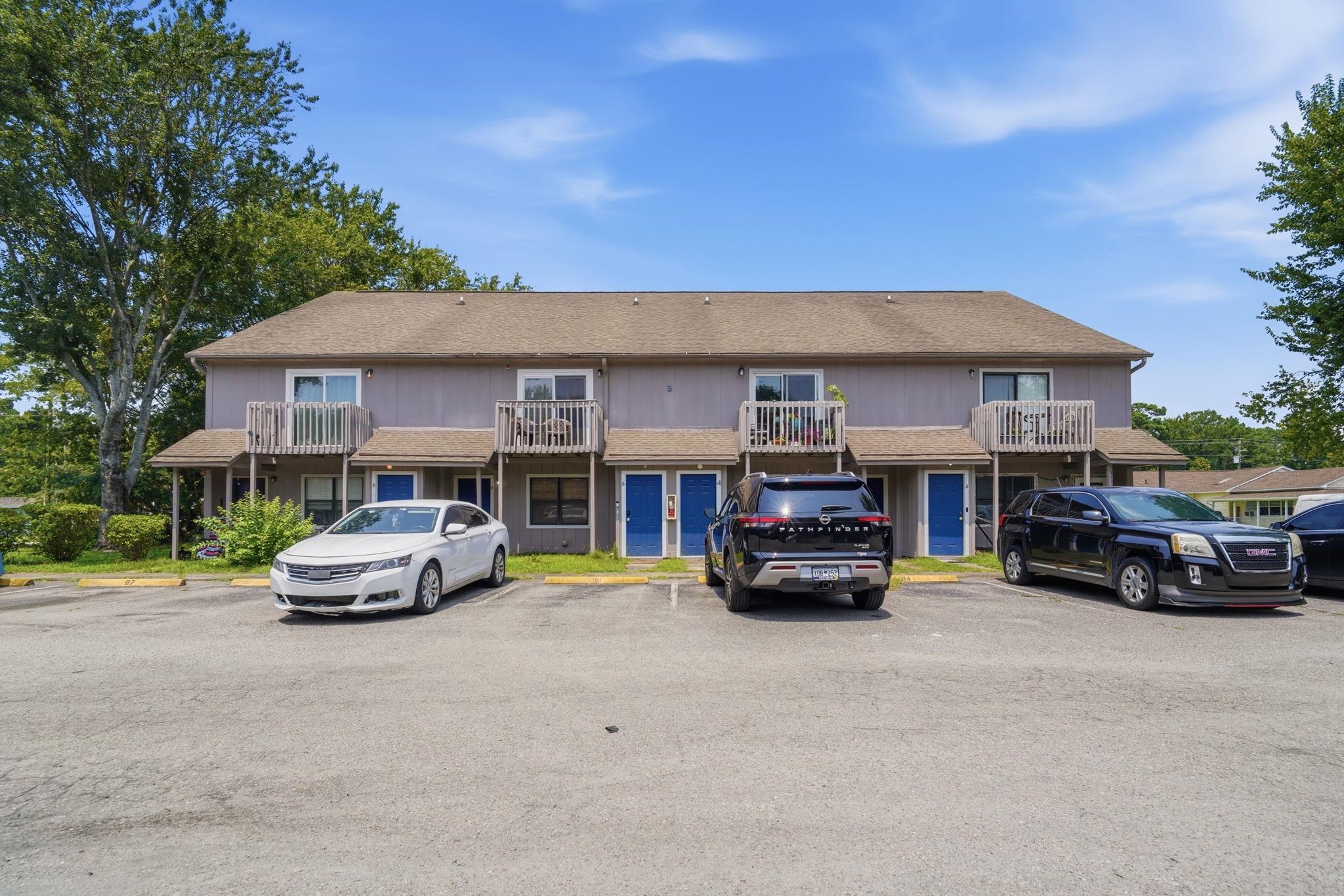 500 Oak Circle B4 — photo