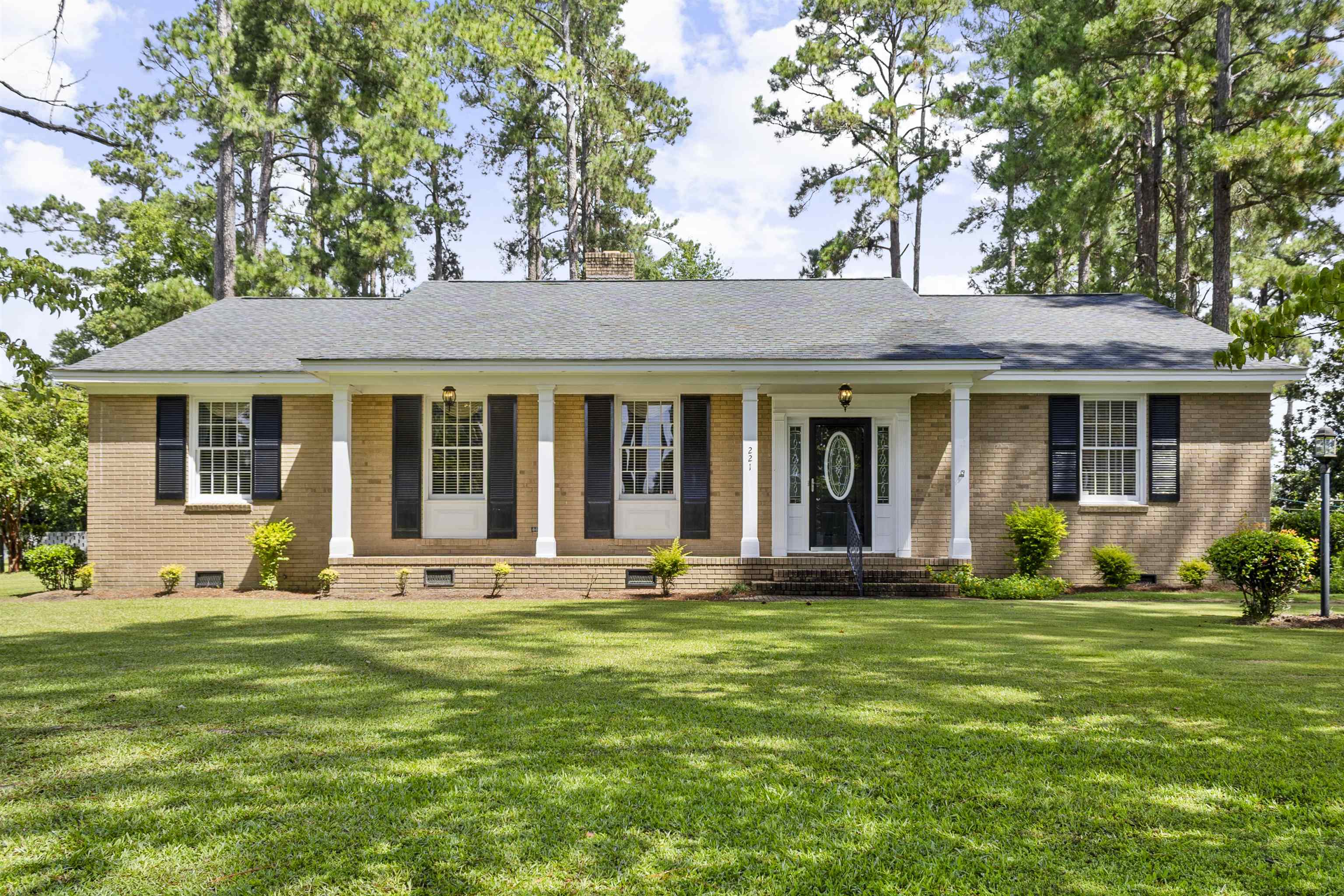 221 Azalea Dr. — photo