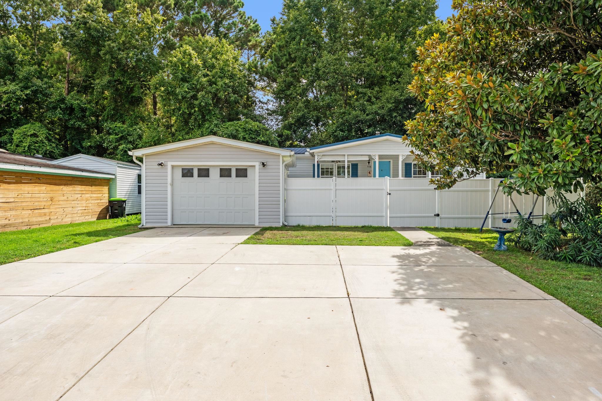704 Oliver Dr. — photo
