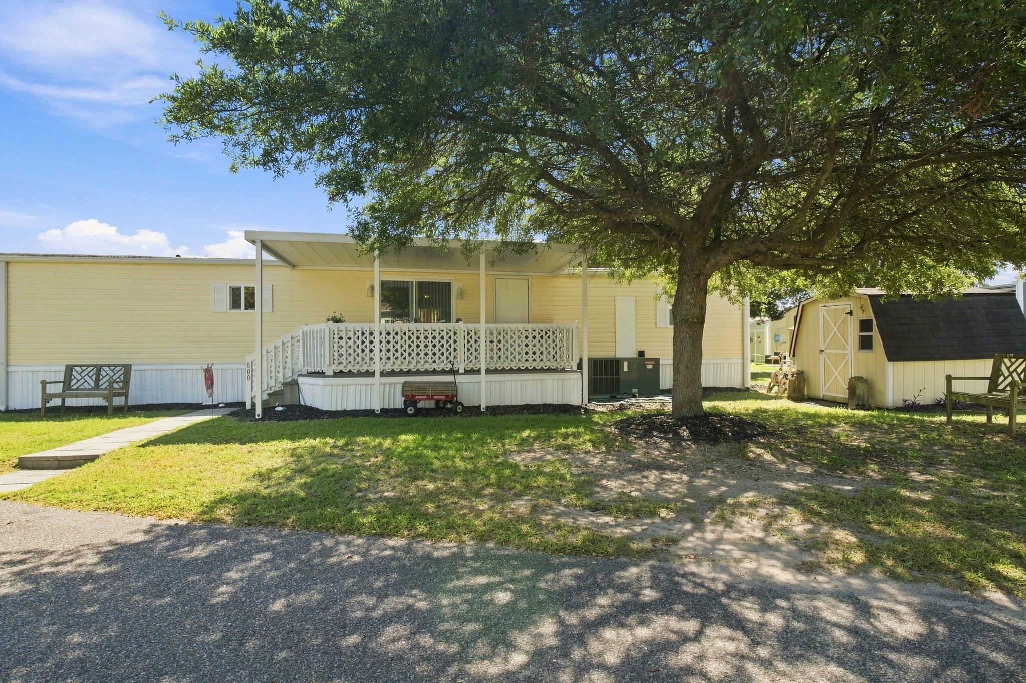 800 Waterway Dr. — photo