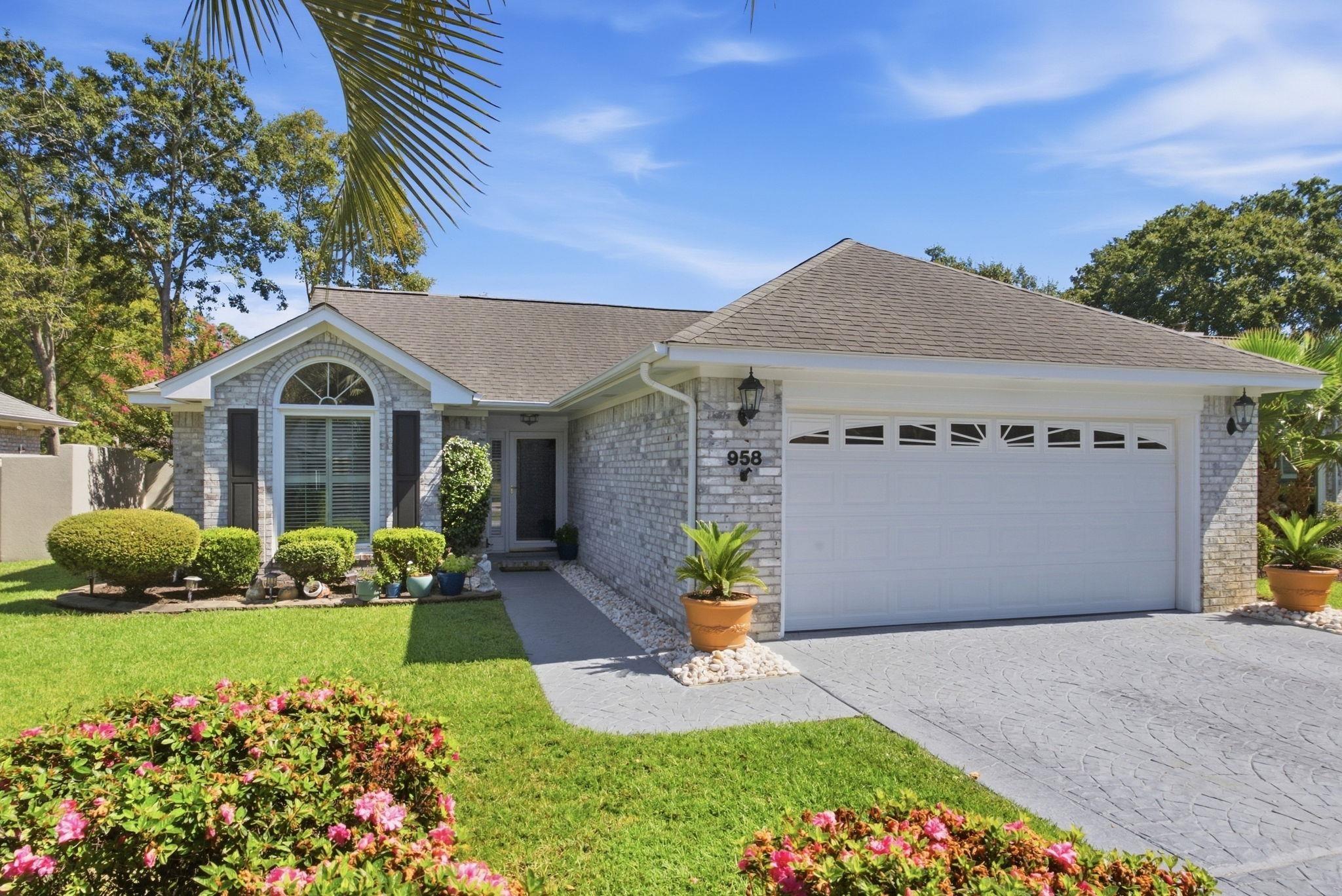 958 Courtyard Dr. — photo