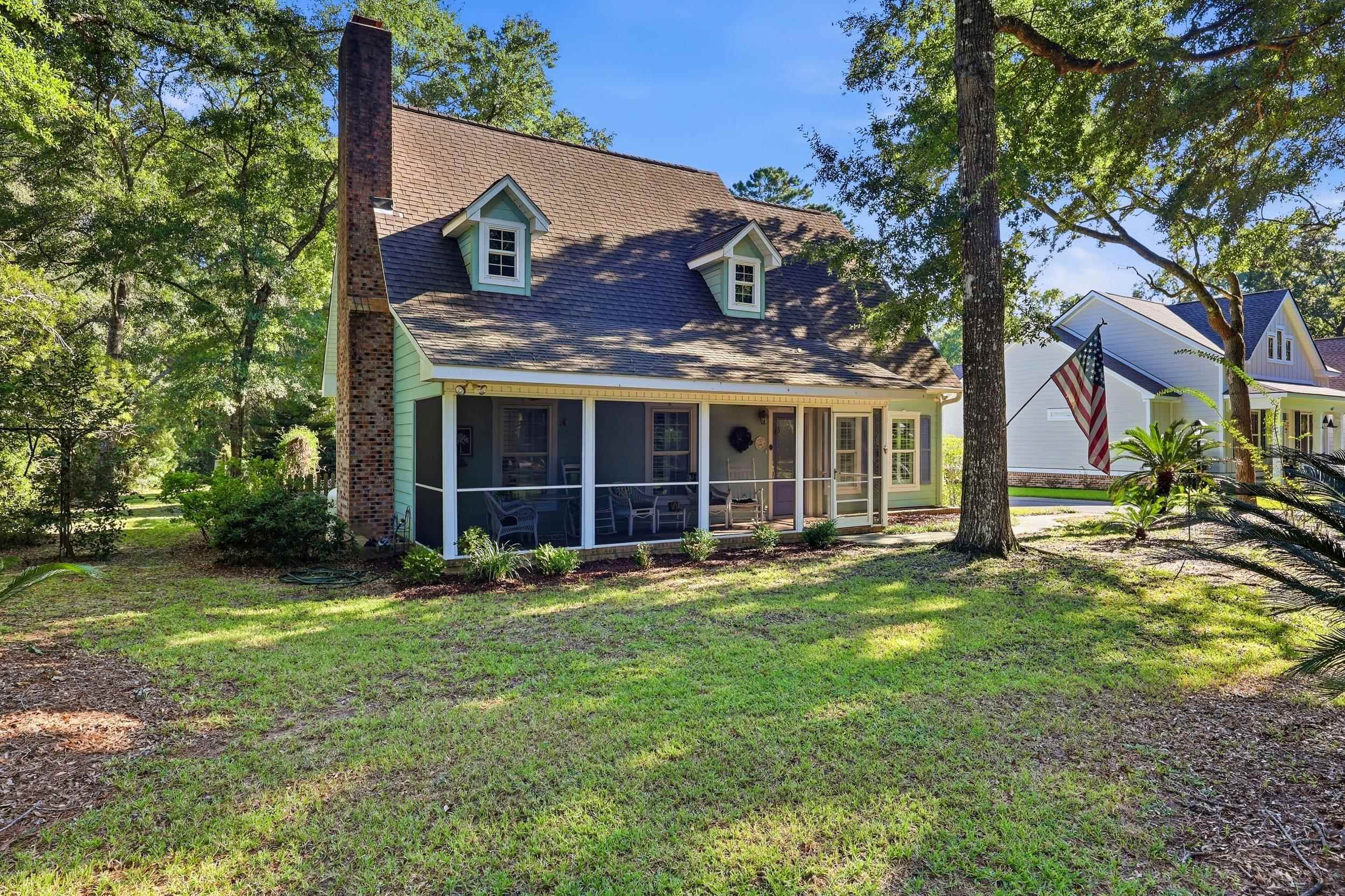 587 Hawthorn Dr. — photo