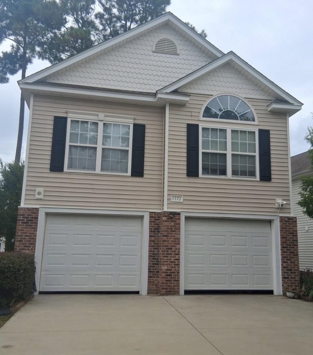 1372 Cottage Dr. — photo