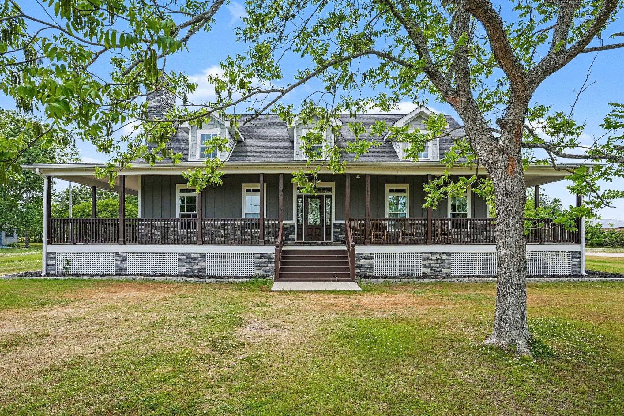 942 Meadow Dr. — photo
