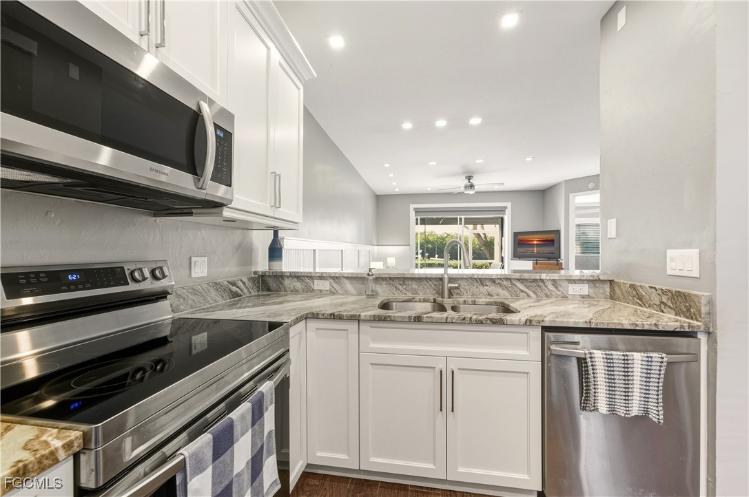 230 Newport Dr 602 — photo