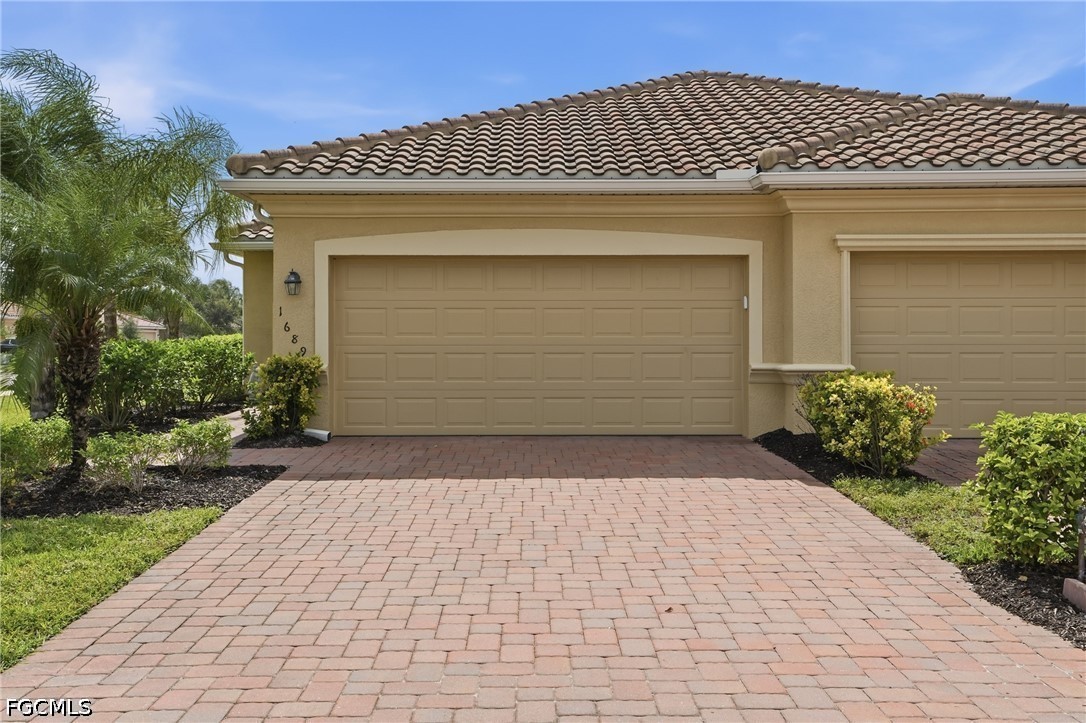 1689 Alameda Dr — photo
