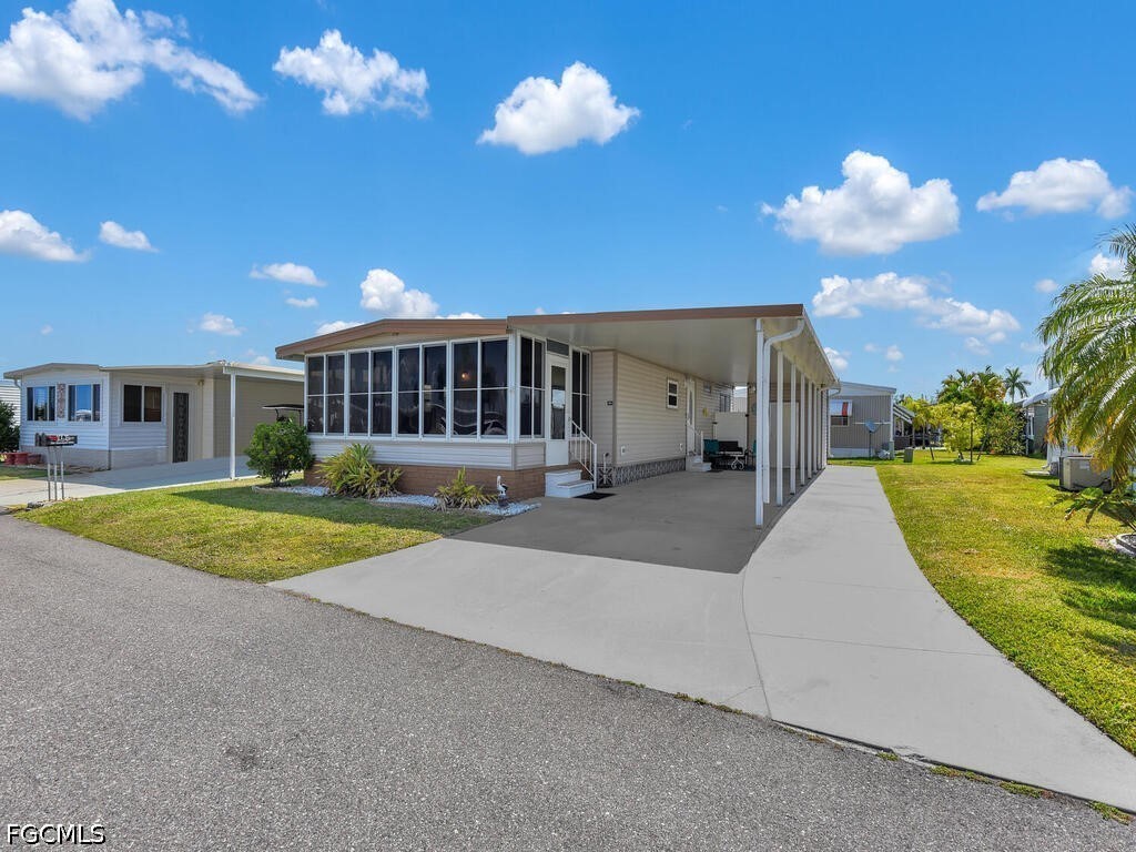 300 Shoreland Dr — photo