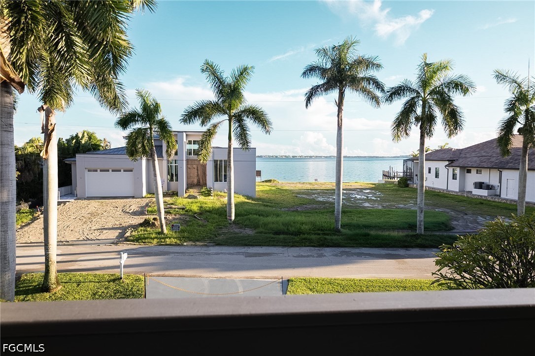 647 Coral Dr — photo