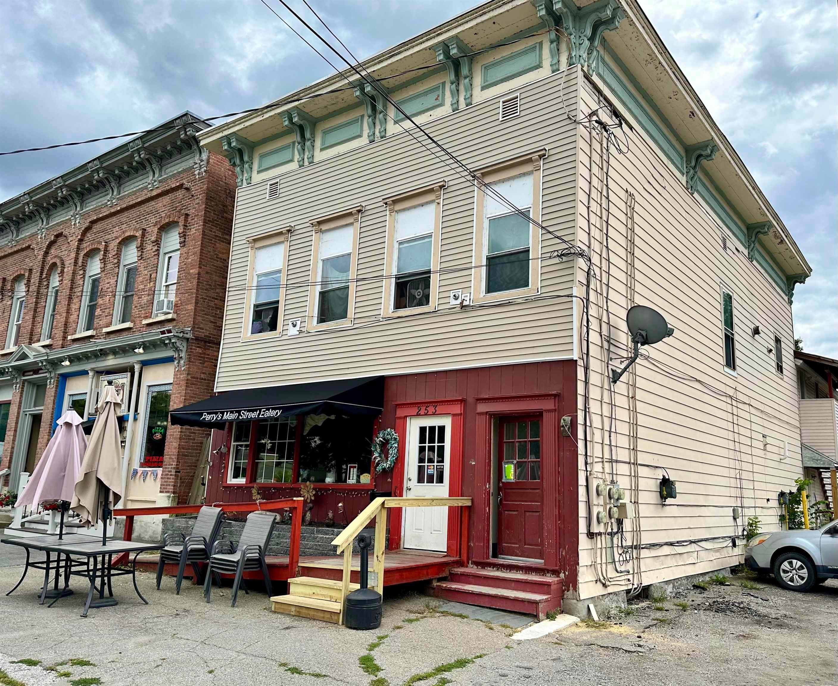 253 Main Street — photo