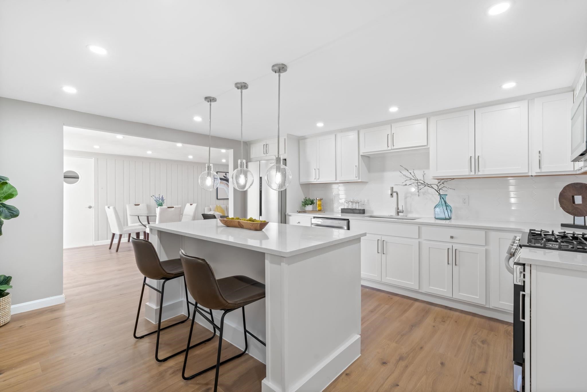 734 W Hollis Street — photo
