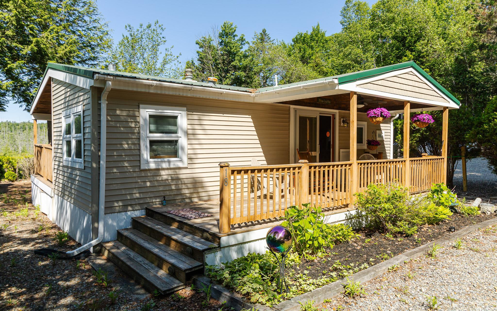 18 Lakeside Drive — photo