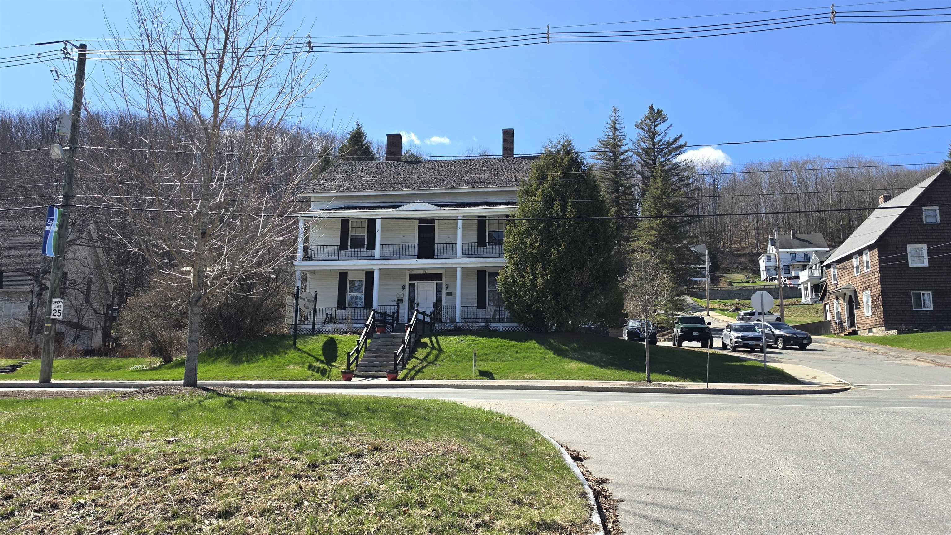961 Main Street — photo