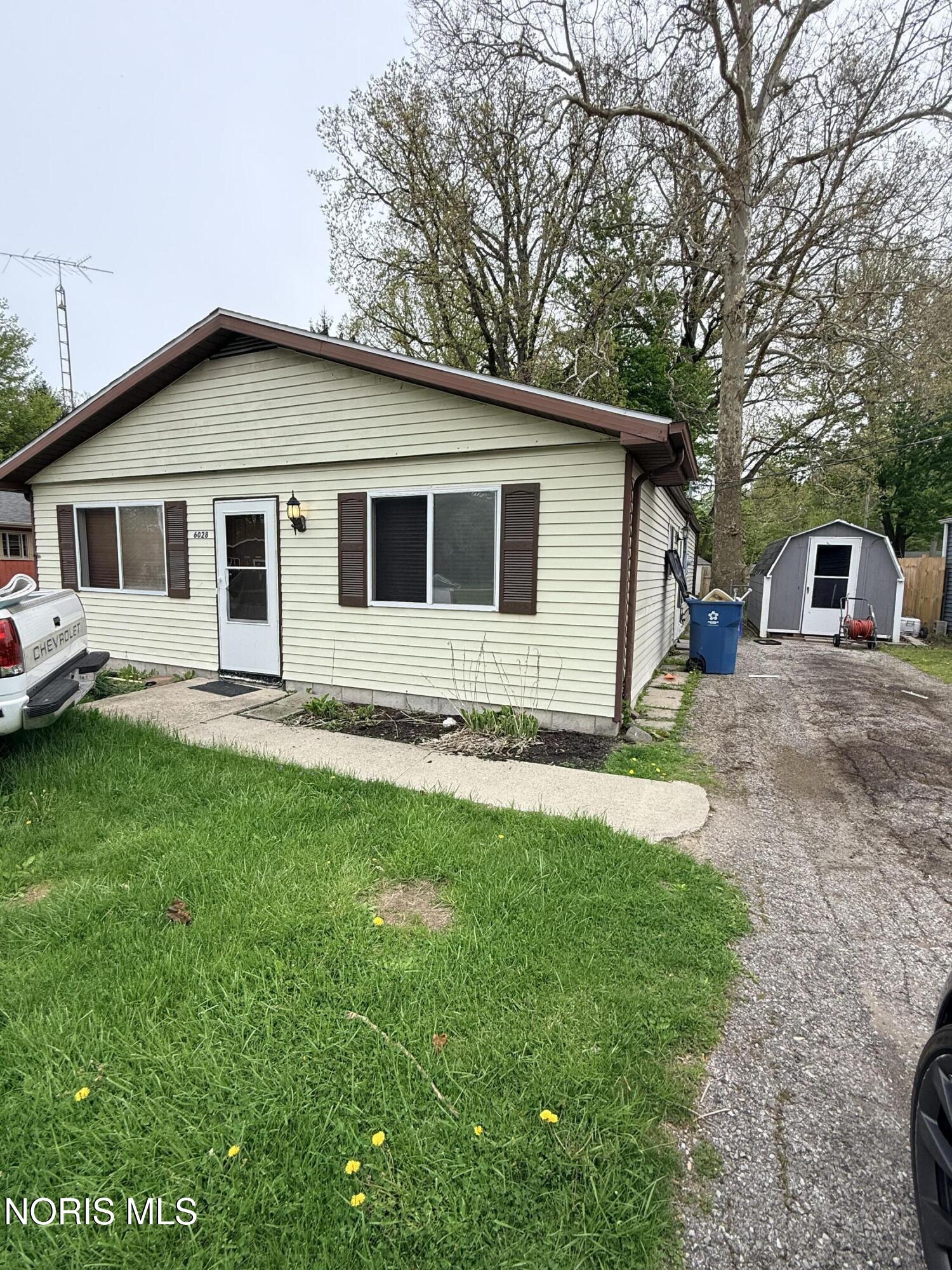 6028 James Road — photo