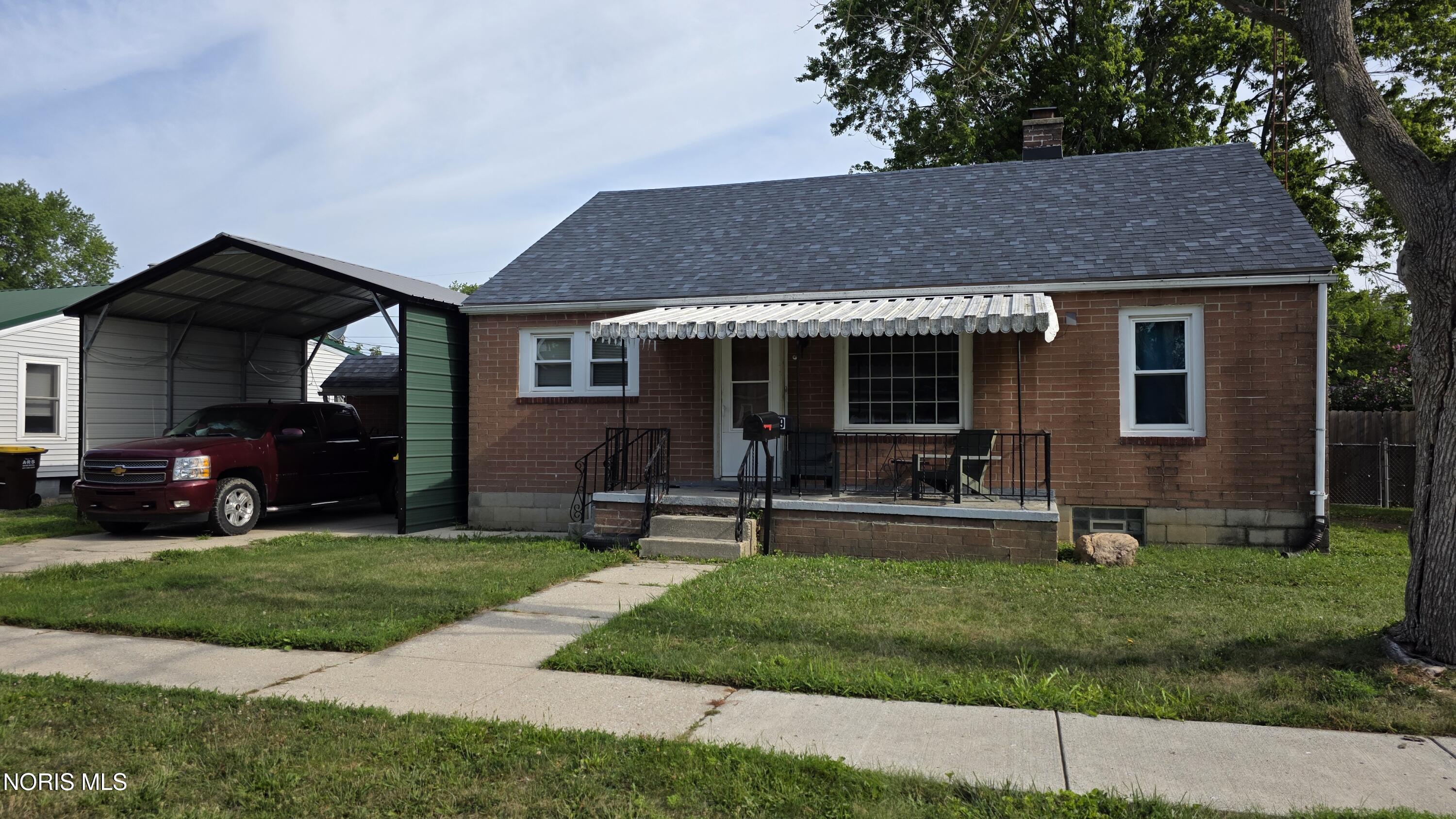 709 Maplewood Street — photo