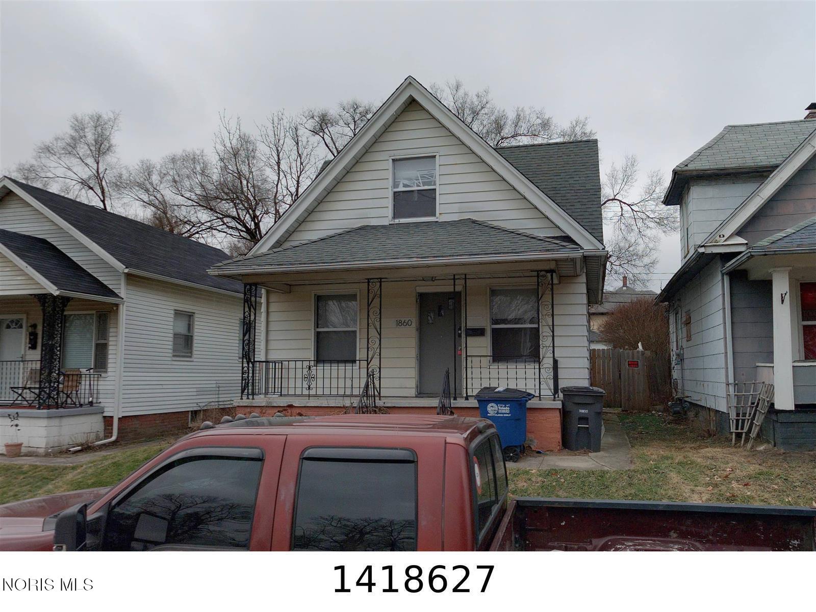 1860 Finch Street — photo