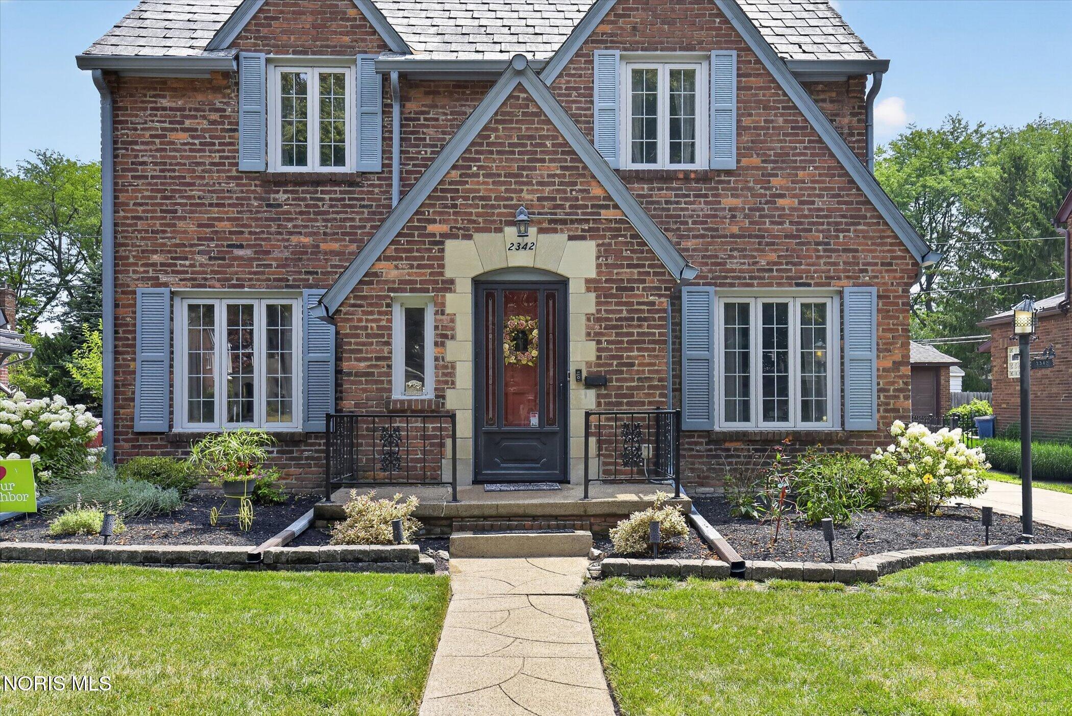 2342 Meadowwood Drive — photo