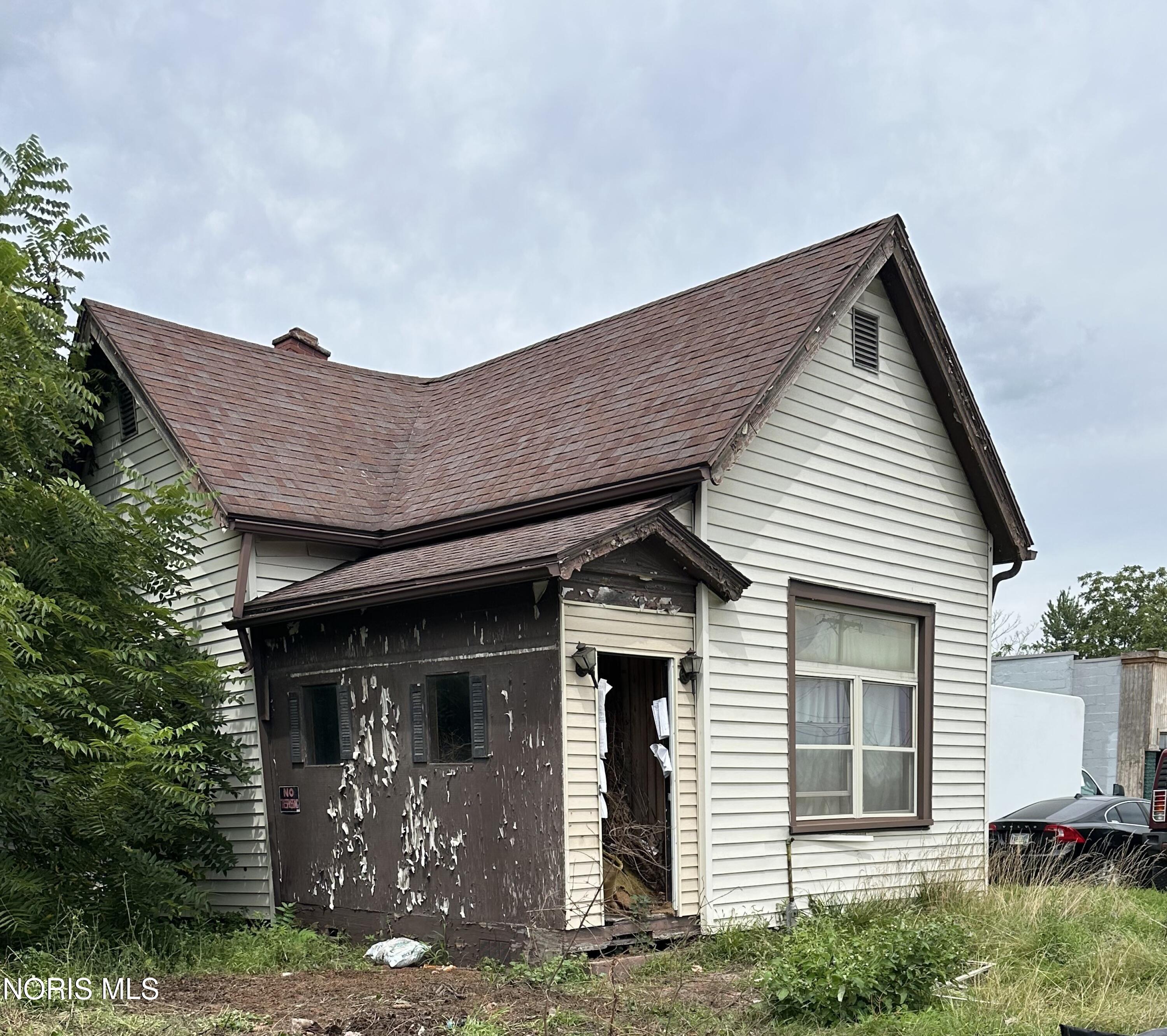 2407 N Summit Street — photo