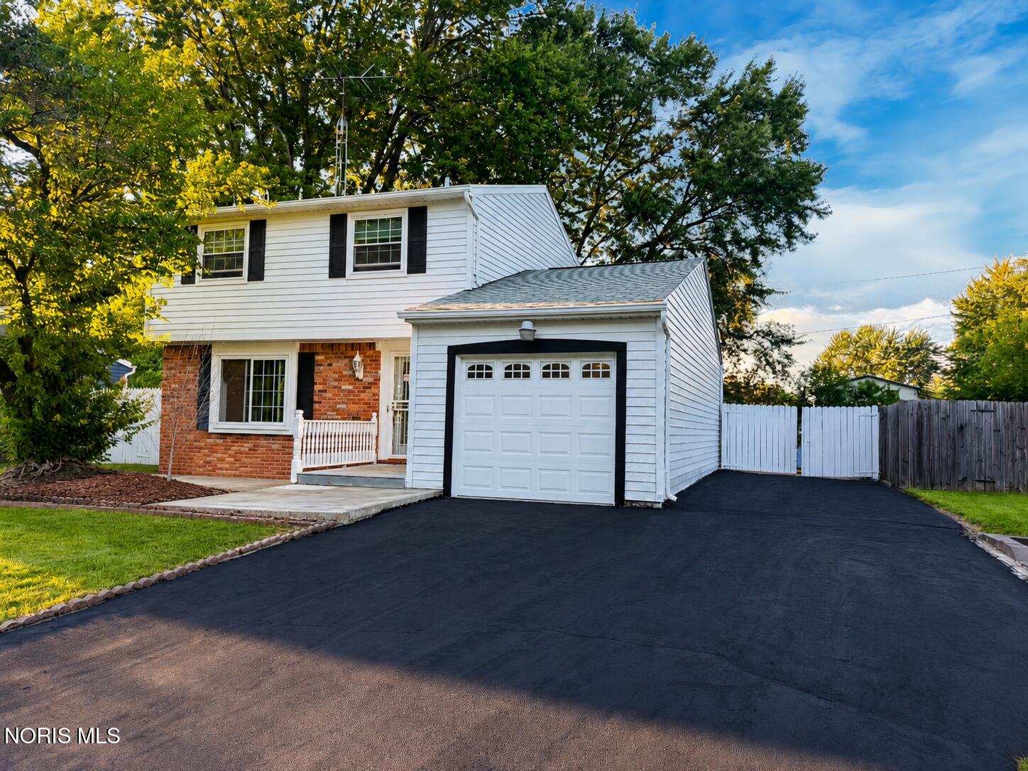5950 E Pembridge Drive — photo