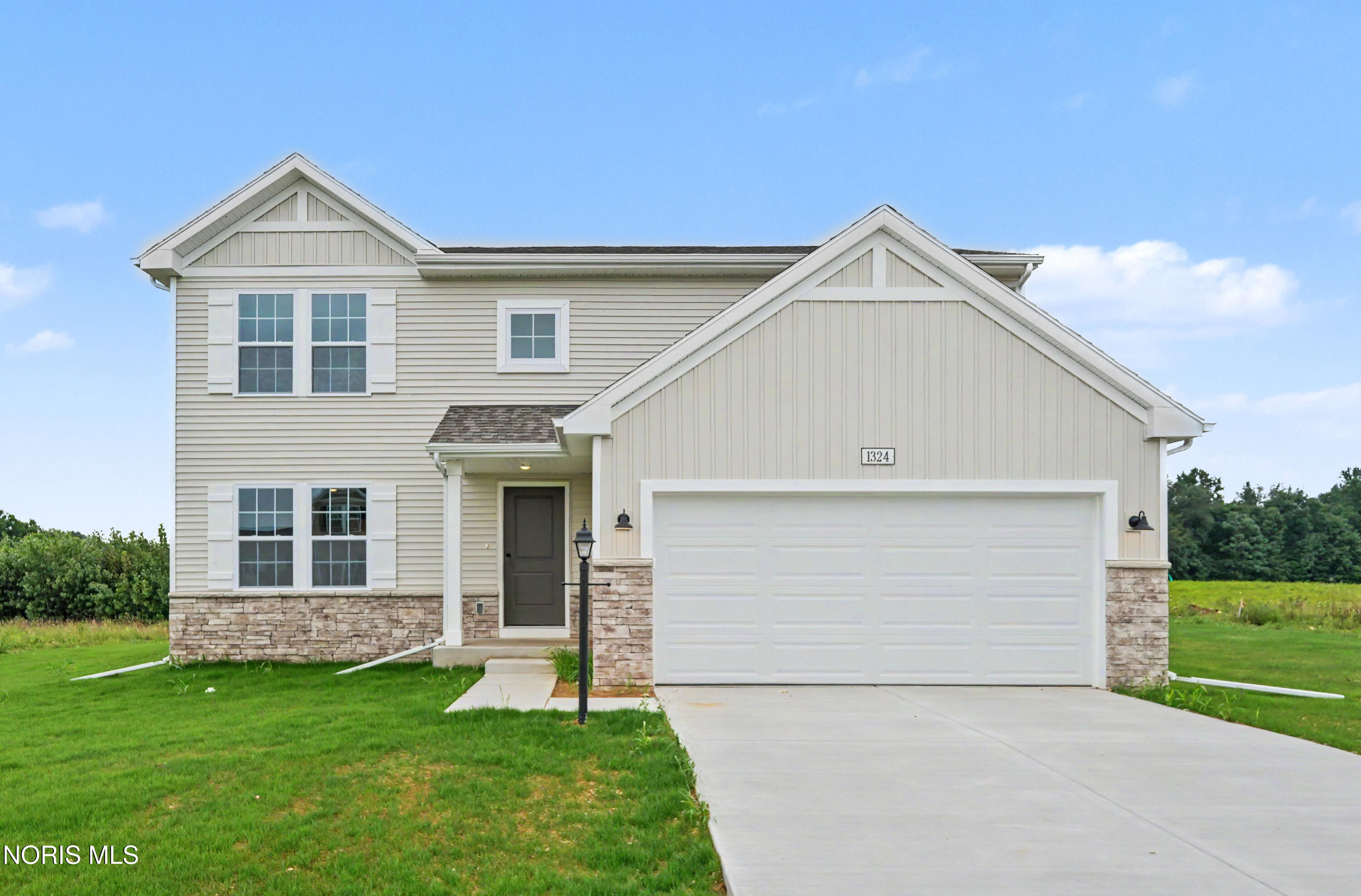 1083 Lakeside Lane — photo