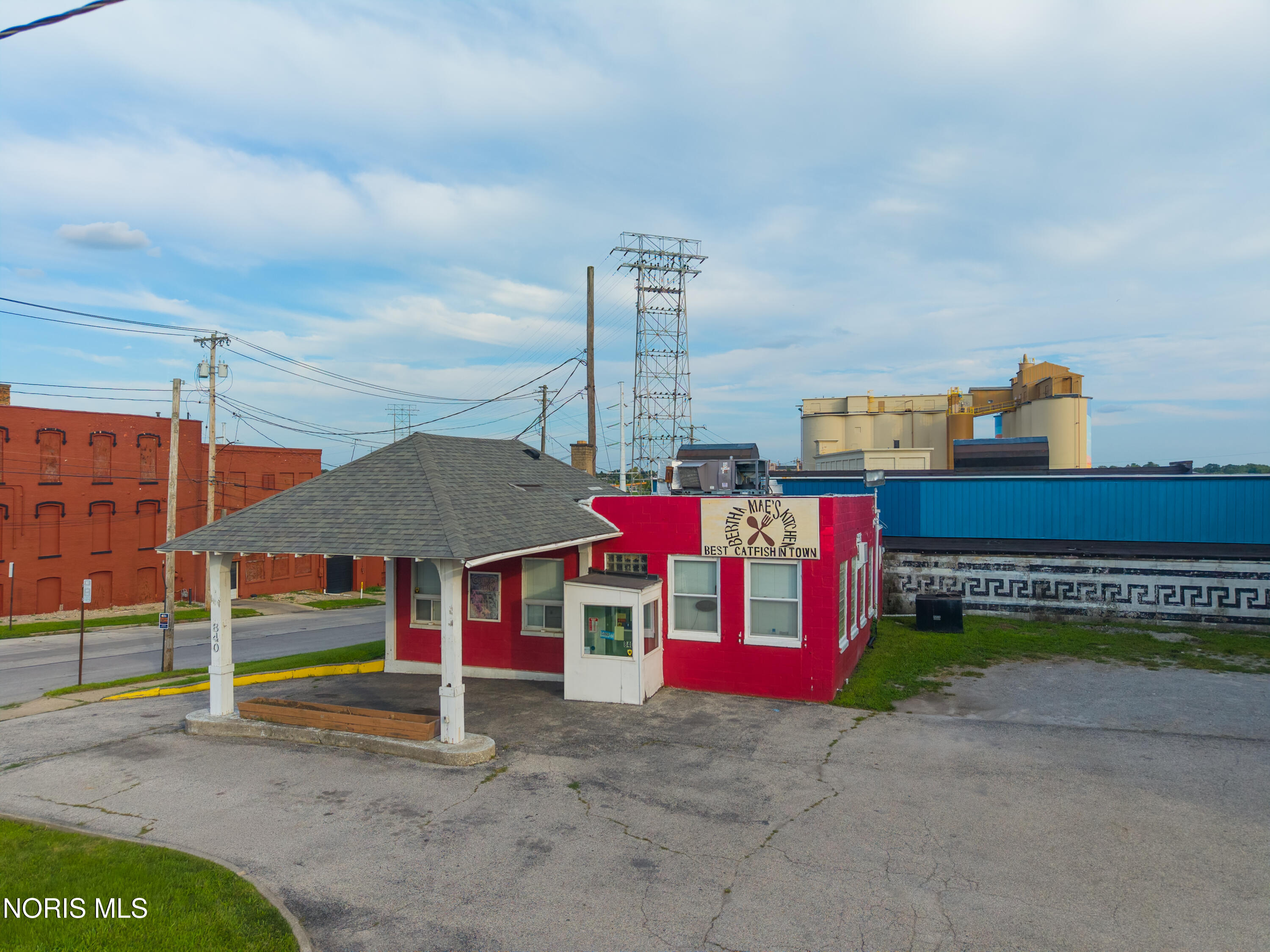 840 N Summit Street — photo