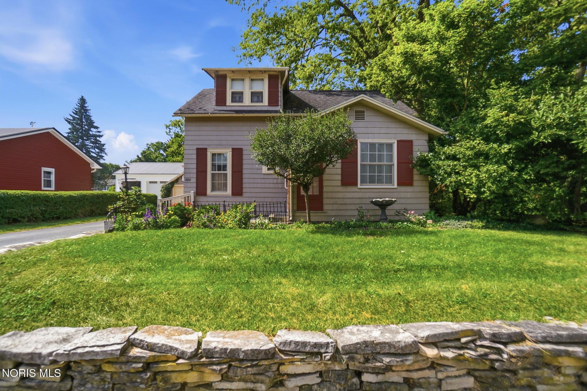 325 W Elm Street — photo