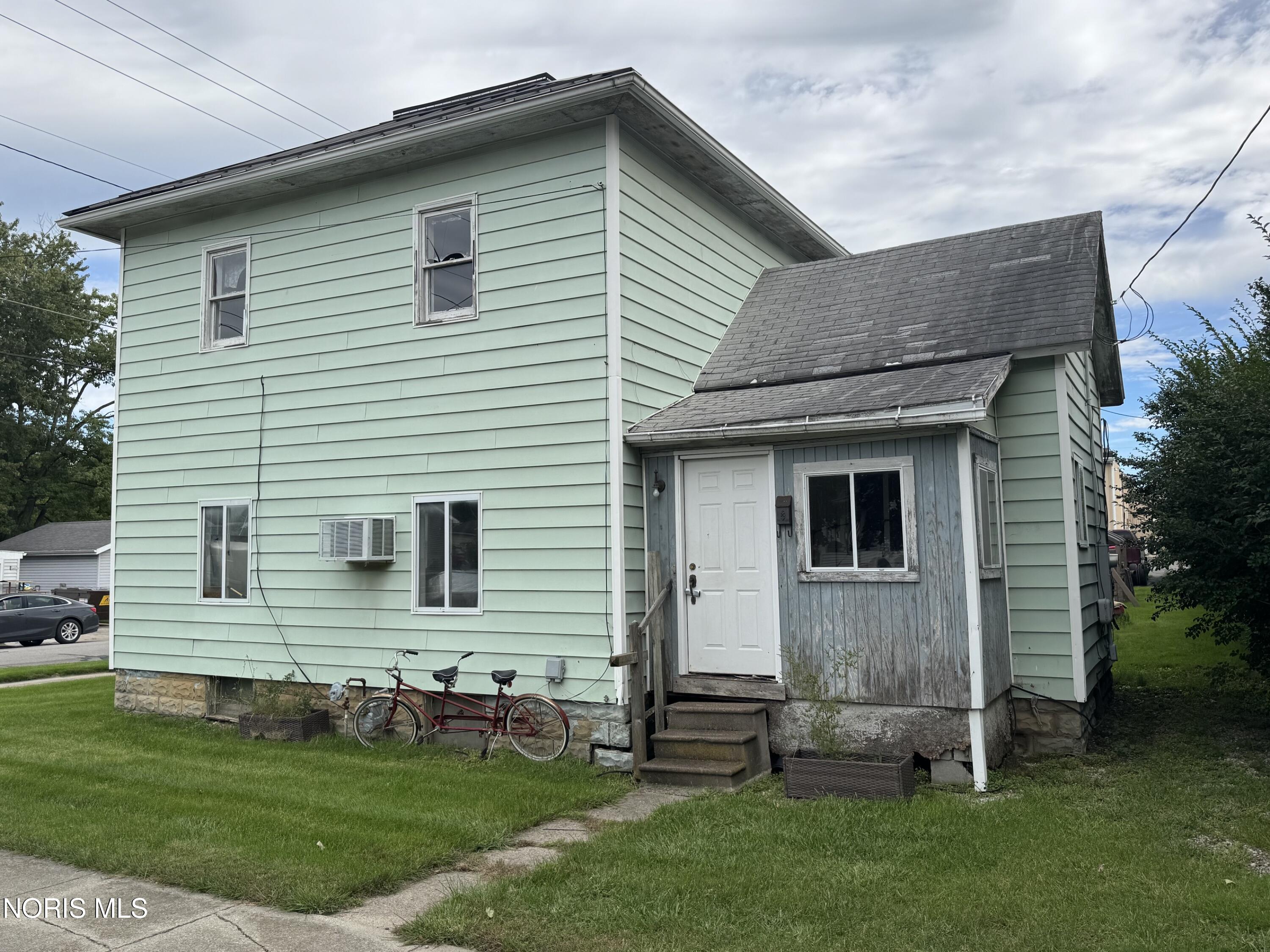 302 E Lawrence Street — photo
