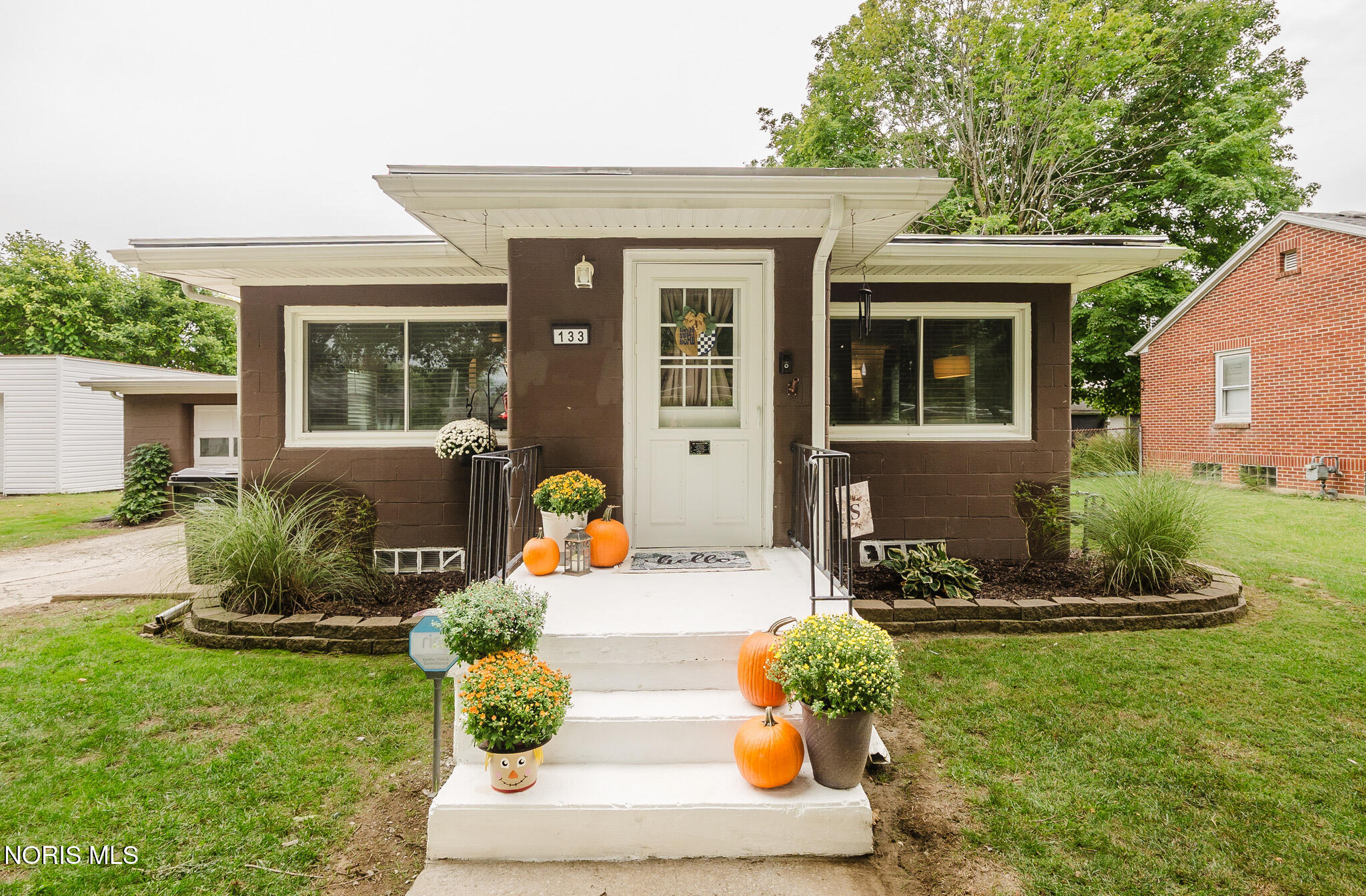 133 W Davis Street — photo