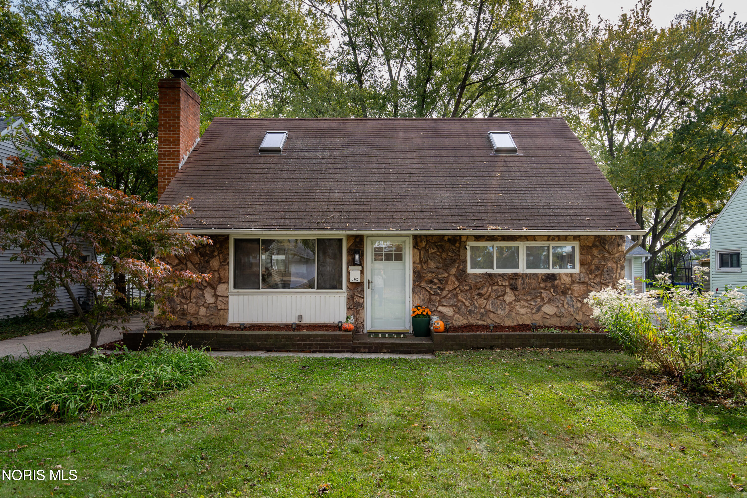 562 Garfield Drive — photo