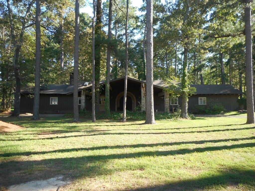 900 Machen Drive — photo