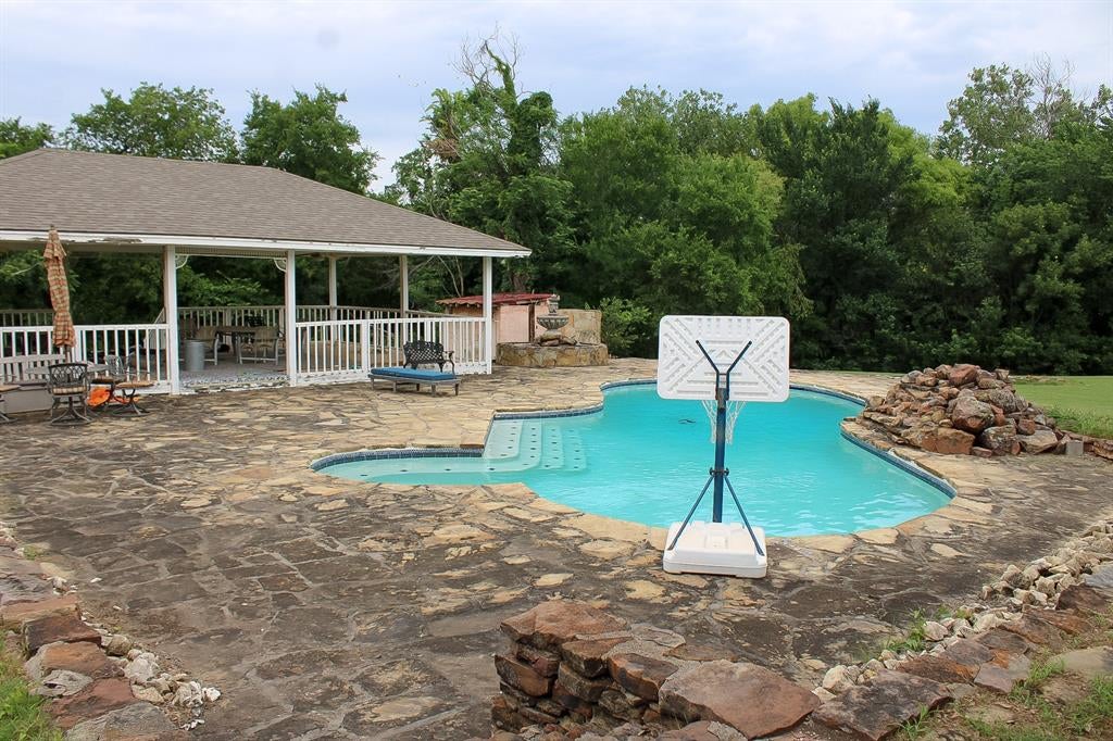 7650 Shade Tree Lane — photo