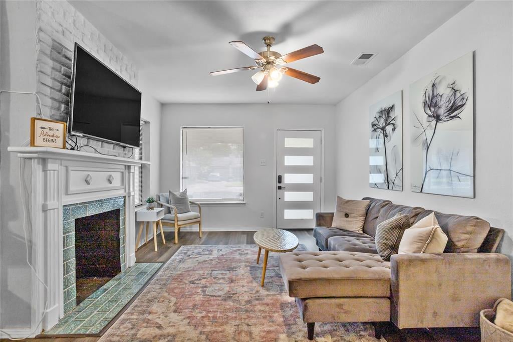 4040 Carolyn Road — photo