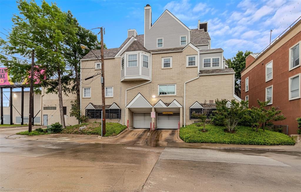 1010 Allen Street 213 — photo