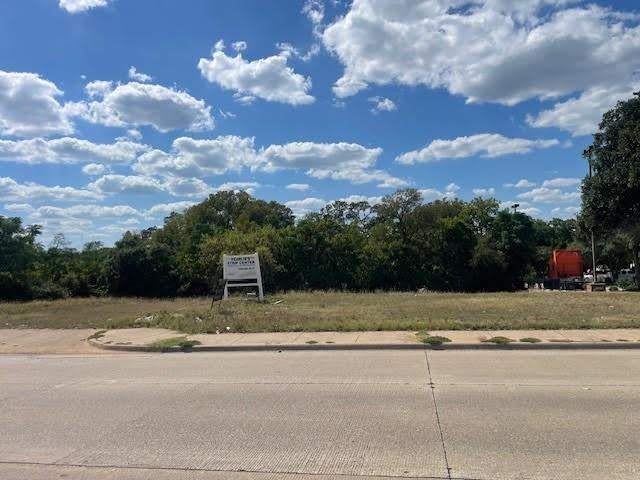 1303 S Cockrell Hill Road — photo