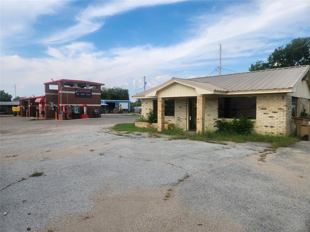 202 US Highway 69 N — photo