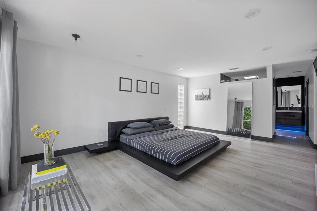 4134 Travis Street 11 — photo