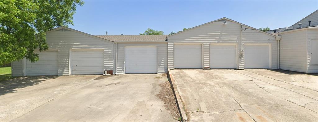 409 W Main Street Garages — photo