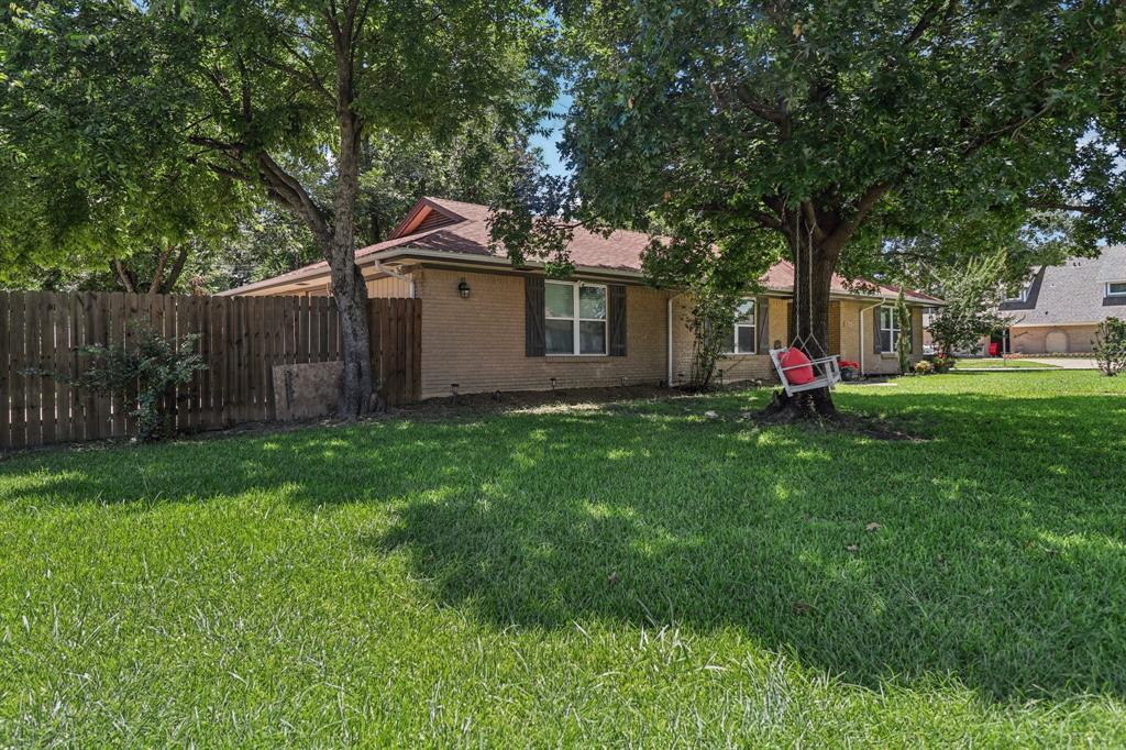 1213 W Tarrant Road — photo