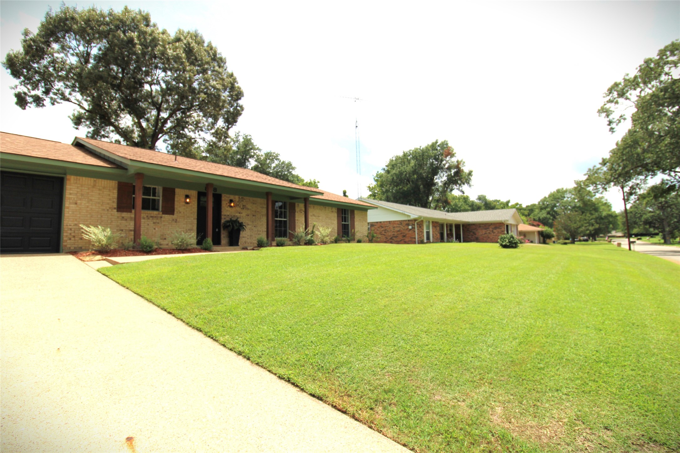 818 E Clinton, Athens, TX 75751 — photo 2