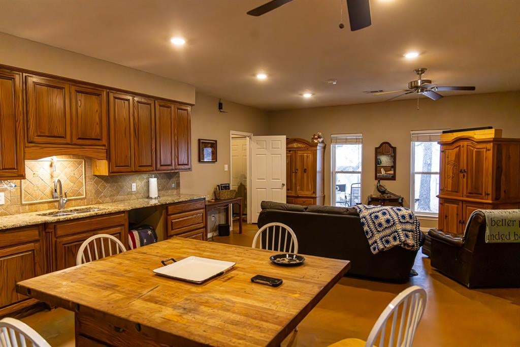 2946 FM 52 — photo