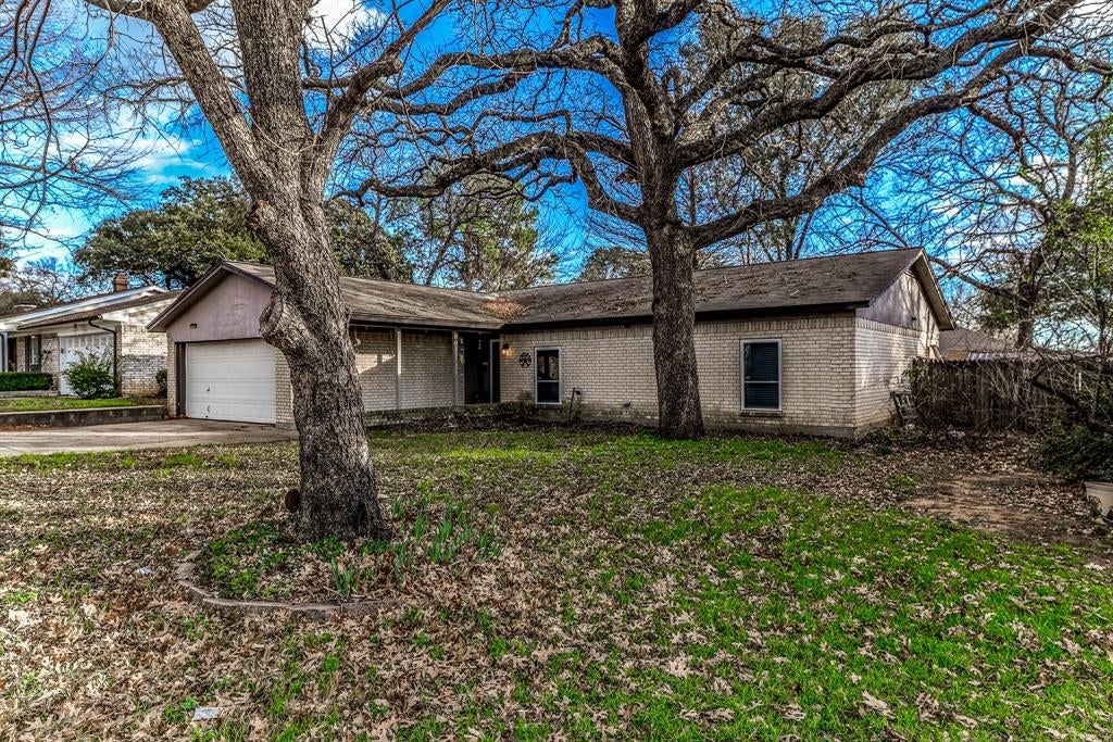 2108 Warwick Drive — photo
