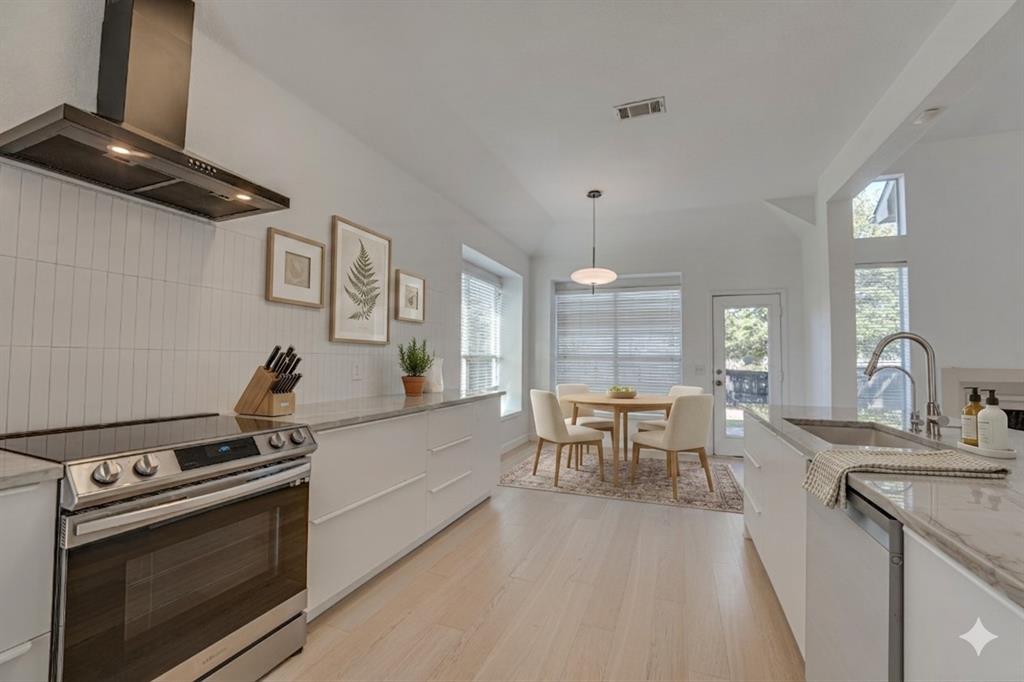 558 Presidio Drive — photo