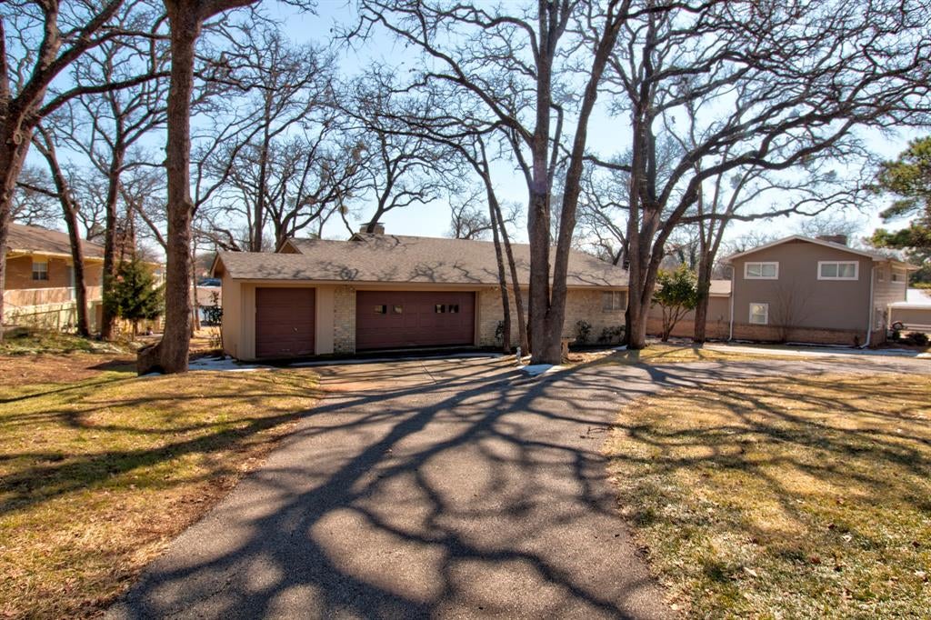 207 Kiowa Drive W — photo