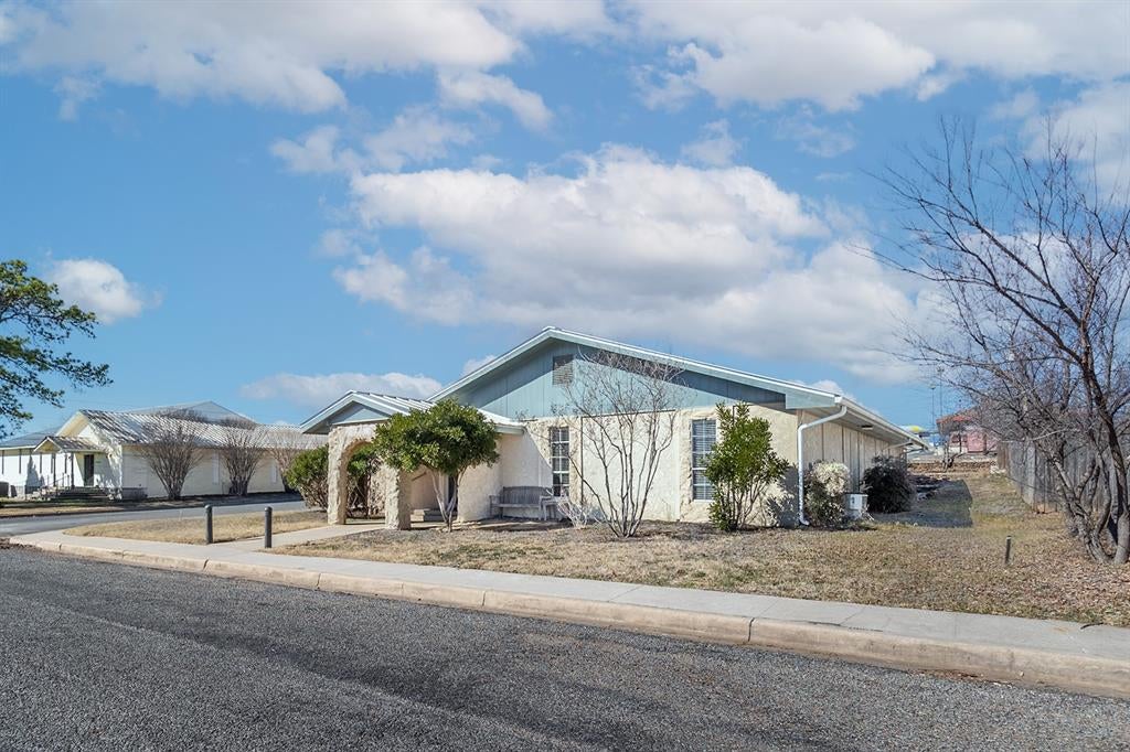 305 W Dallas Street — photo