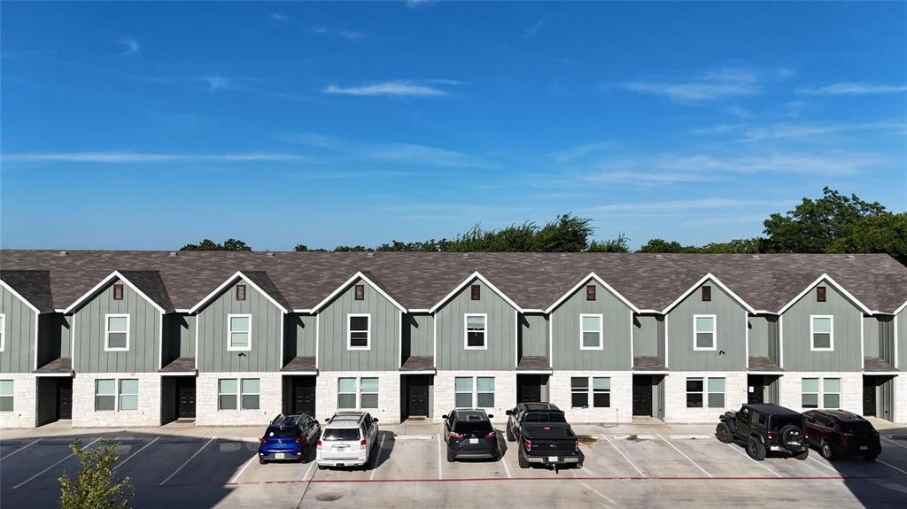 402 Garrett Court — photo