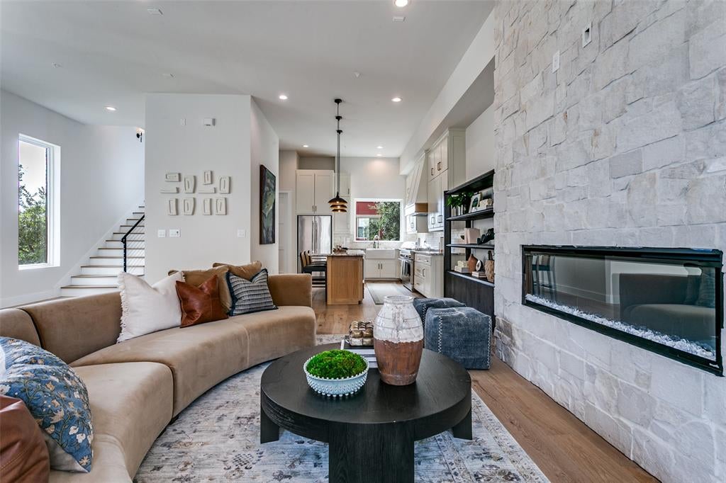 250 E Dallas Road 121 — photo