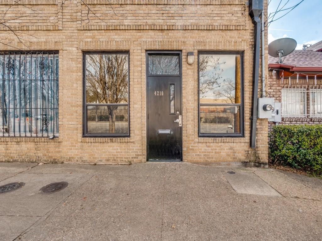 4210 Main Street — photo