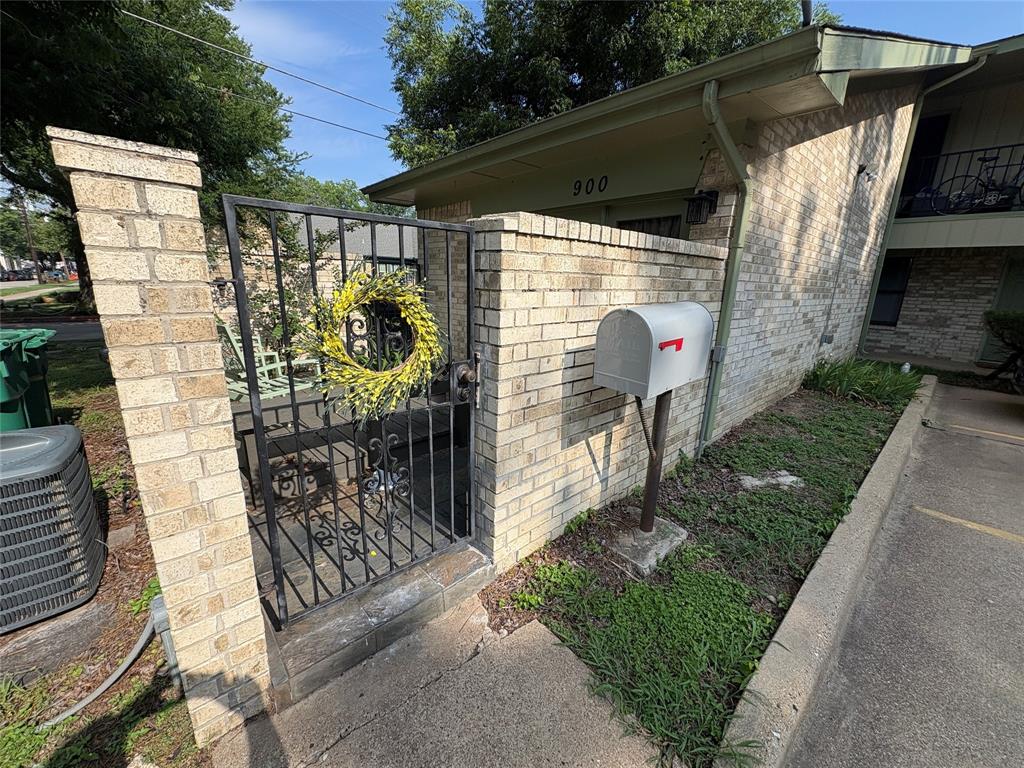 900 N Austin Street — photo