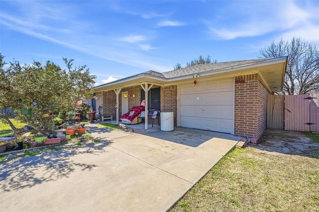 821 Jennifer Court — photo